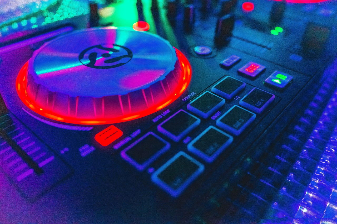 买卖微信号码：小猪视频鸭脖视频app详情下载教程安装